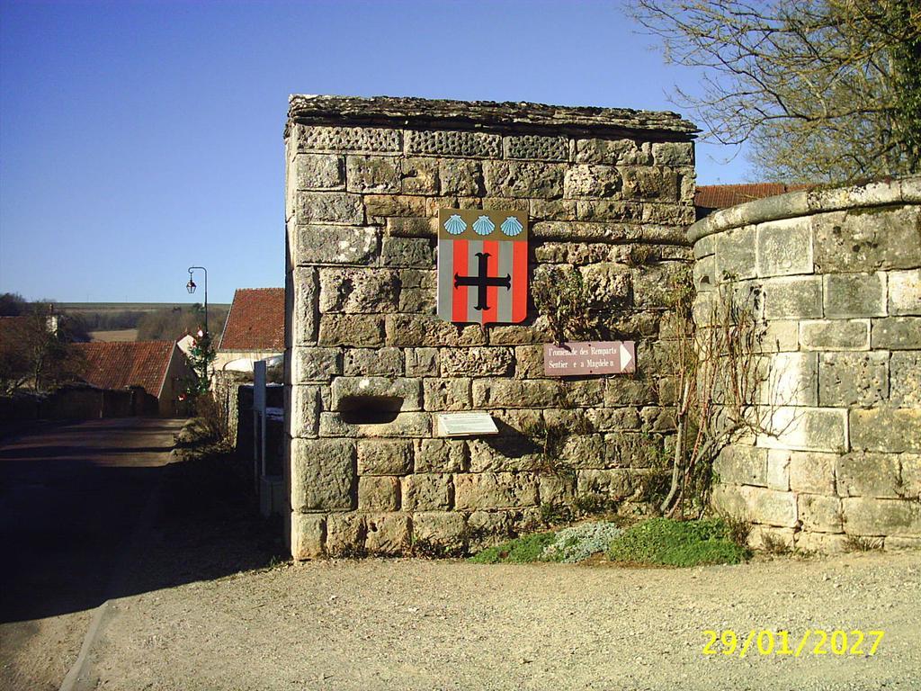 Le Puits Fortifie Salives Εξωτερικό φωτογραφία